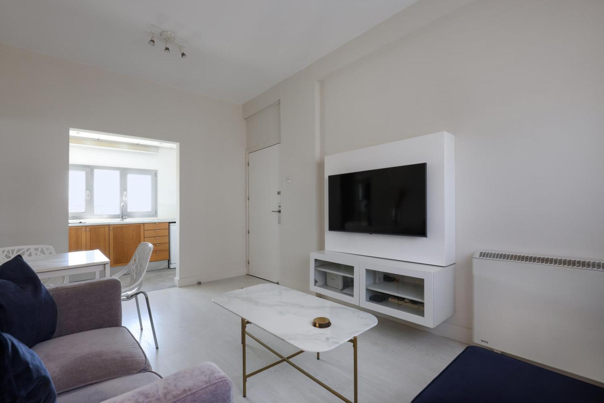 Phaedrus Living Mini Art House Pollock Apartment